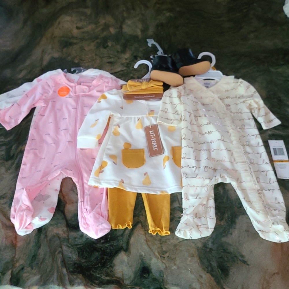 Lot of baby girl clothes 0-3 months